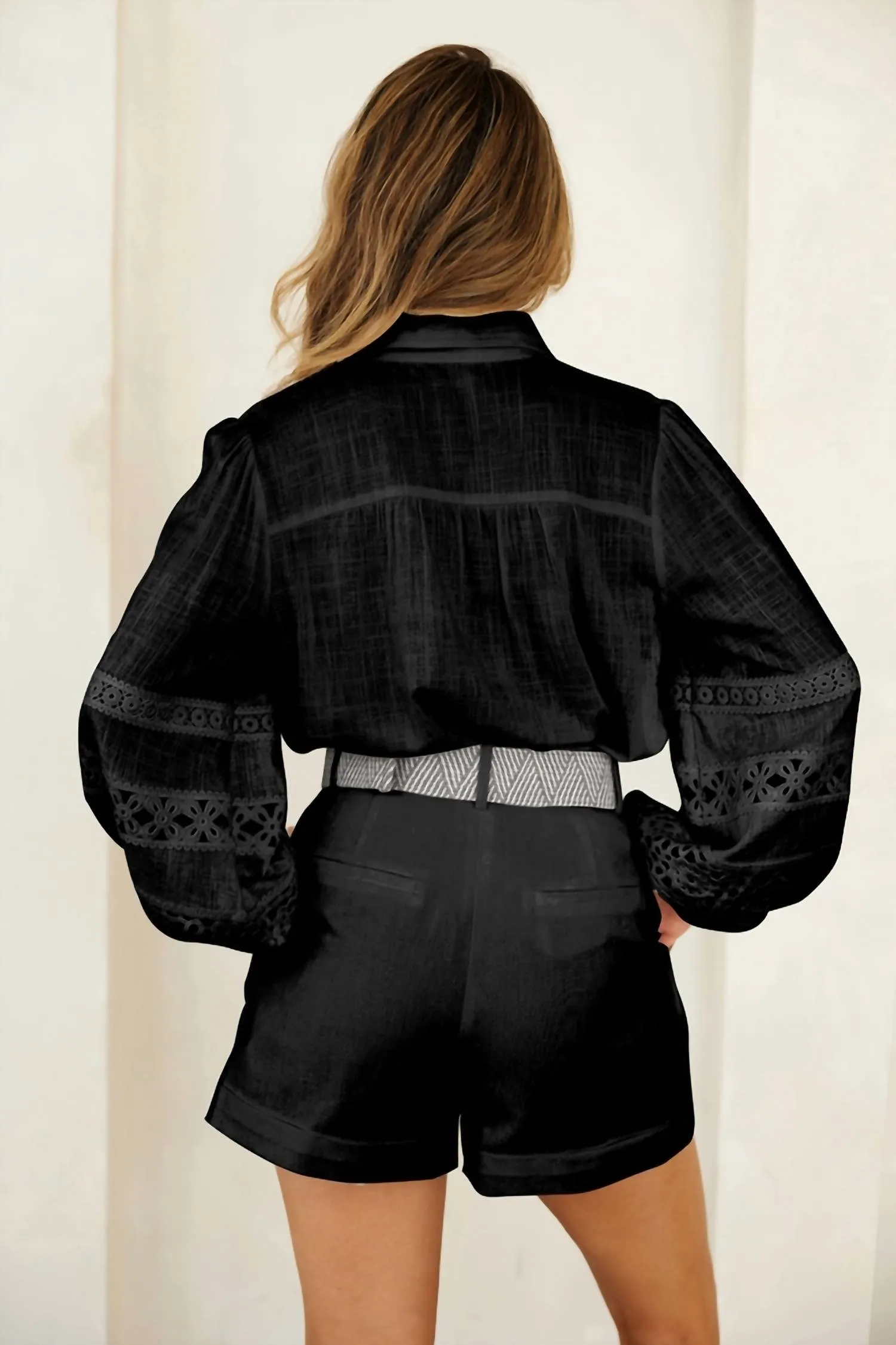 Pleated Cuffed Hem Shorts With Contrasting Belt In Black